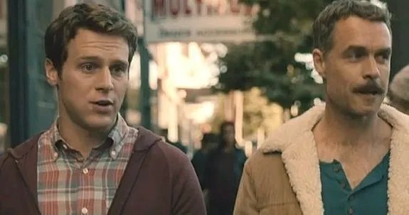 Patrick (Jonathan Groff) und Dom (Murray Bartlett) unterwegs in den Straßen San Franciscos. © HBO