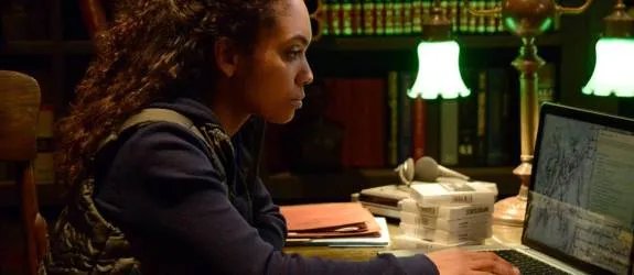 Wird es Jenny (Lyndie Greenwood) gelingen; ihrer Schwester zu Hilfe zu kommen? &copy; FOX