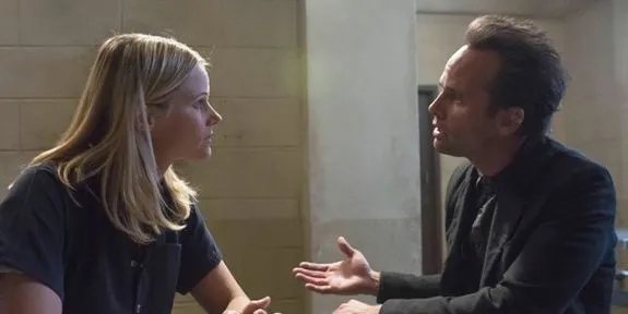 Boyd (Walton Goggins) schafft es kaum noch; seiner Verlobten Ava (Joelle Carter) Mut zuzusprechen. © FX