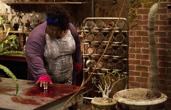 Queenie (Gabourey Sidibe) sucht nach Spuren der verschwundenen Marie Laveau. &copy; FX