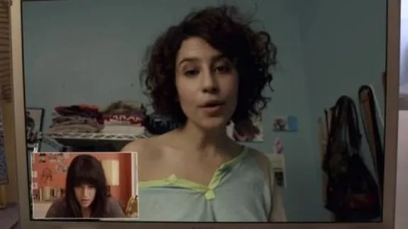 Laptop und Internet als ständige Begleiter: Ilana (im großen Fenster) und Abbi im Videochat. &copy; Comedy Central