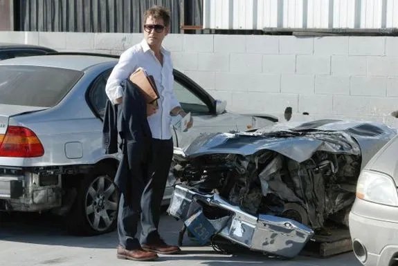 Am Ende steht Keegan (Greg Kinnear) vor den Trümmern seines Autos. &copy; FOX