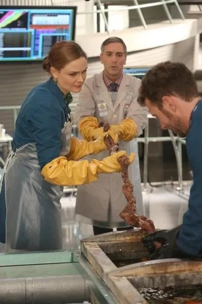 Bild aus der Episode %26bdquo;The Master in the Slop%26ldquo; der Serie %26bdquo;Bones%26ldquo; &copy; FOX
