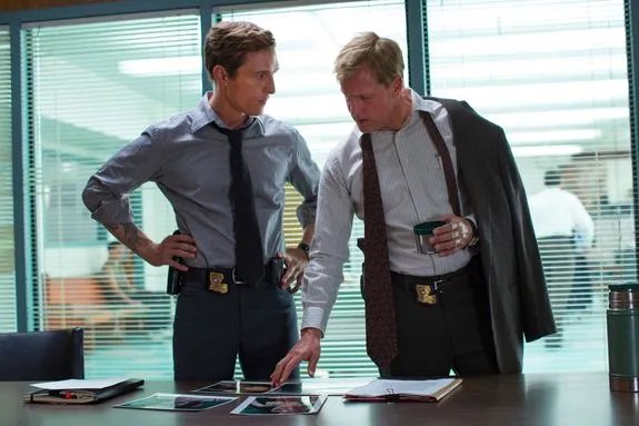 Rust (Matthew McConaughey; l.) und Hart (Woody Harrelson) haben eine wechselhafte Beziehung. &copy; HBO