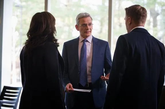 Der Episodenbösewicht wird von Liz Keen und Donald Ressler in die Zange genommen. © NBC