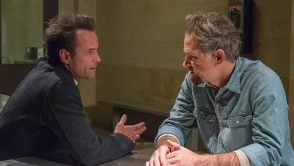 Boyd (Walton Goggins; l.) und sein Cousin Johnny (David Meunier) bei ihrem hitzigen Wortgefecht. &copy; FX