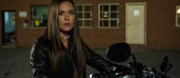 Welches Geheimnis umgibt Nola Longshadow (Odette Annable)? &copy; Cinemax