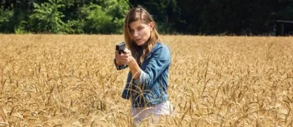 Szenen wie diese; die Carrie (Ivana Milicevic) im Getreide zeigt; sind sehr gekonnt umgesetzt. © Cinemax