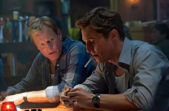 Trotz diverser Animositäten finden Hart (Woody Harrelson; l.) und Cohle (Matthew McConaughey) zueinander. &copy; HBO