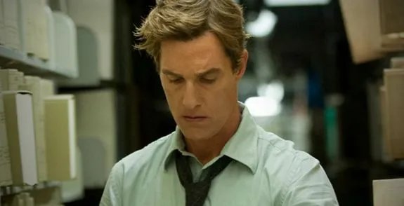 Der besessene Rust Cohle (Matthew McConaughey) schreckt nicht vor illegalen Ermittlungsmethoden zurück. &copy; HBO