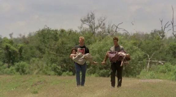 Eine Szene; die bis ins Mark geht: Hart und Cohle bergen ein lebendes Mädchen und eine Jungenleiche. &copy; HBO