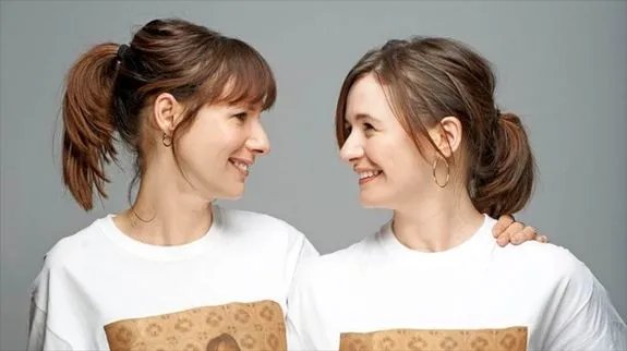 Doll (Dolly Wells) und Em (Emily Mortimer; r.) verstehen sich auch im echten Leben prächtig. &copy; Sky Living HD