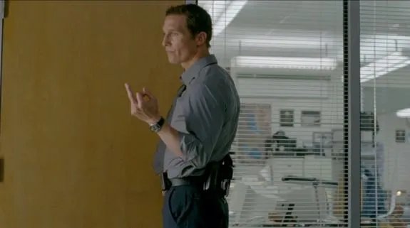 Cohle (Matthew McConaughey) bedankt sich auf seine Weise für die gemeinsame Arbeit mit Hart... &copy; HBO