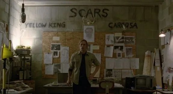 Sieht alles sehr nach dem Machwerk eines Wahnsinnigen aus: Rust Cohle in seinem Lagerraum. &copy; HBO