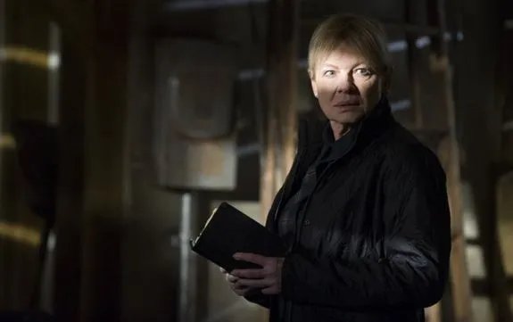 Ruth Kipling (Dianne Wiest) hat sich selbst zur Richterin über Leben und Tod ernannt. © NBC