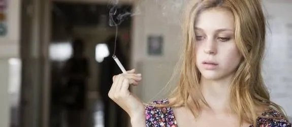 Bradley Martin (Nicola Peltz) hat es in %26bdquo;Bates Motel%26ldquo; auf die Seite des Bösen verschlagen. Das sieht man schon an der Zigarette. &copy; A%26amp;E