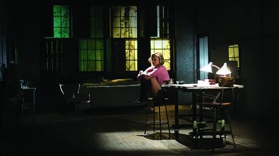 Dunkel; düster; langweilig: Catherine Jensen (Chloe Sevigny) in ihrer Wohnung. © A%26amp;E