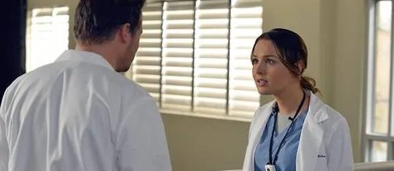 Alex (Justin Chambers) und Jo (Camilla Luddington) halten ihre Kollegen mit einem einstudierten Streit zum Narren. &copy; ABC