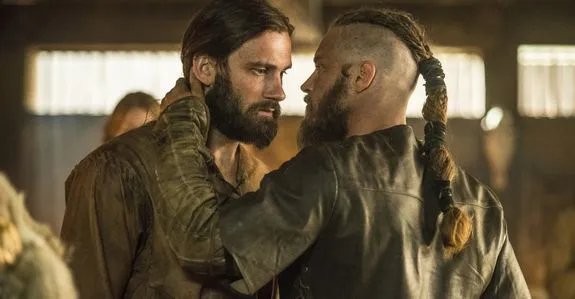 Im Bruderstreit schafft es Ragnar (Travis Fimmel; r.); seinem Bruder Rollo (Clive Standen) zu verzeihen. © History