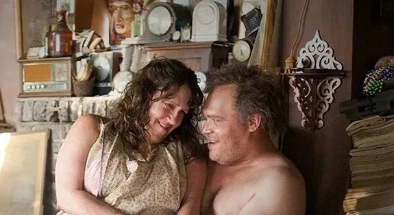 Errol (Glenn Fleshler; r.); der Yellow King; und seine Mätresse Betty (Ann Dowd). &copy; HBO