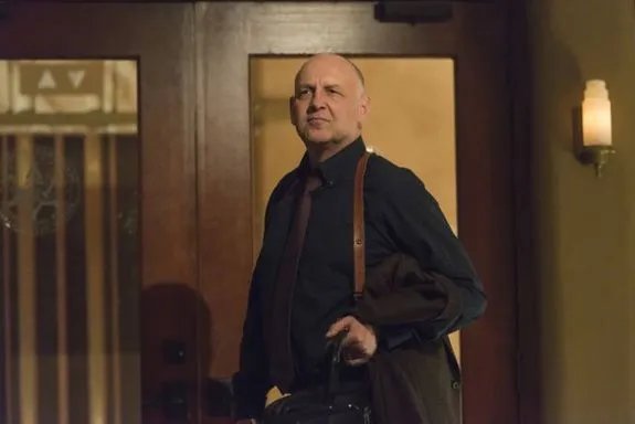 Art Mullen (Nick Searcy) lässt Raylan Givens einmal mehr wissen; wie sehr er ihn verachtet. &copy; FX