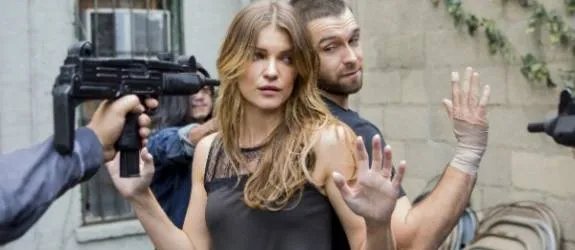 Carrie (Ivana Milicevic) und Lucas (Antony Starr) sehen sich mit einer Übermacht von Gegnern konfrontiert. © Cinemax