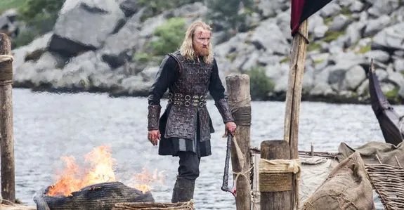 ... wie der rache- und machthungrige Jarl Borg (Thorbjorn Harr) ihr Dorf unterjocht. &copy; History