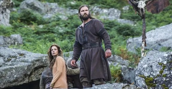 Rollo (Clive Standen; r.) und Siggy (Jessalyn Gilsig) müssen aus der Ferne beobachten... &copy; History
