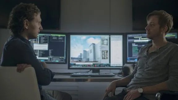 Letzte Hoffnung Deep Web: Lucas Goodwin (Sebastian Arcelus) trifft einen Hacker. &copy; Netflix