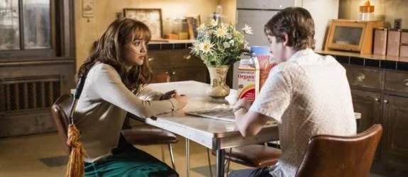 Emma (Olivia Cooke) bemüht sich nach wie vor rührend um Norman (Freddie Highmore) &copy; A%26amp;E