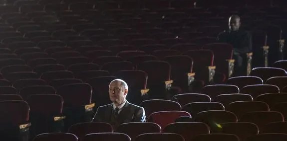 Vorstellung für zwei: Reddington (James Spader; v.) genießt eine Privatvorführung. © NBC