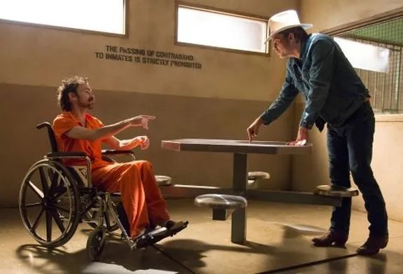 Auftritt eines alten Bekannten: Dickie Bennett (Jeremy Davies) versucht; mit Raylan (Timothy Olyphant) zu verhandeln. &copy; FX