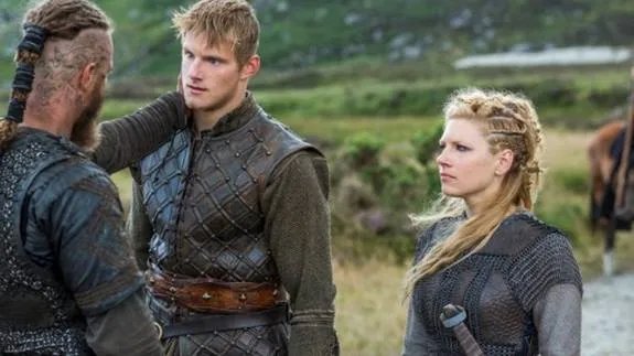 Wieder vereint: Ragnar zusammen mit seinem Sohn Bjorn (Alexander Ludwig) und Exfrau Lagertha (Katheryn Winnick) © History