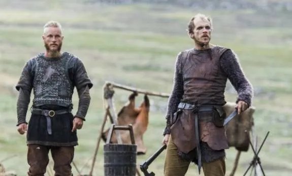 Schlechte Kunde erreicht Ragnar (Travis Fimmel; l.) und Floki (Gustaf Skarsgard) aus Skandinavien. © History