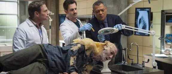 Jack Crawford (Laurence Fishburne) und seine Kollegen Price (Scott Thompson) und Zeller (Aaron Abrams) begutachten eine süße Leiche. &copy; NBC
