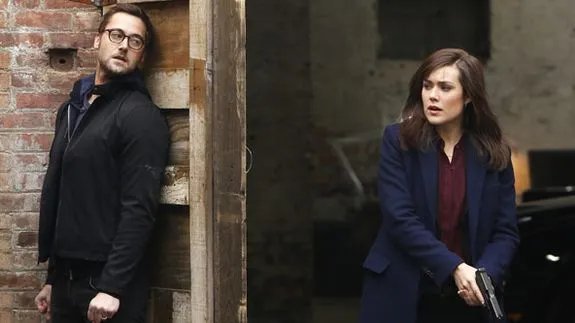 So nah und doch so fern: Liz Keen (Megan Boone; r.) kann ihren Ehemann Tom (Ryan Eggold) förmlich riechen. &copy; NBC