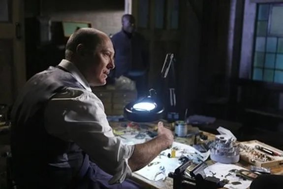 Seelenruhig bastelt Raymond Reddington (James Spader) an seiner Musikbox. &copy; NBC