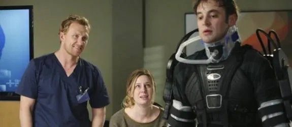 Dr. Owen Hunt (Kevin McKidd) mit dem leidgeprüften Jason (Charlie Hofheimer) und dessen nicht minder zu bemitleidenden Ehefrau (Anne Dudek) in der %26bdquo;Option Hin und Wieder%26ldquo;. &copy; ABC