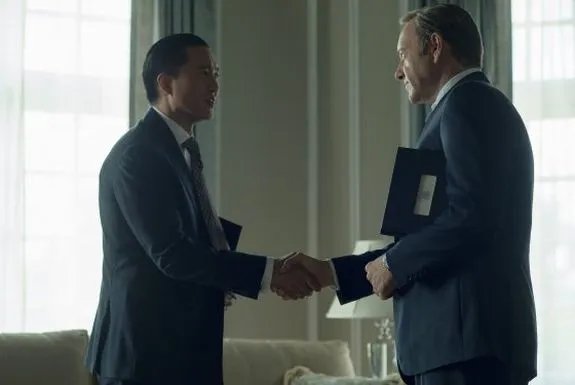 Die Streitgespräche zwischen Feng (Terry Chen; l.) und Frank (Kevin Spacey) sind schwer zu verstehen. &copy; Netflix