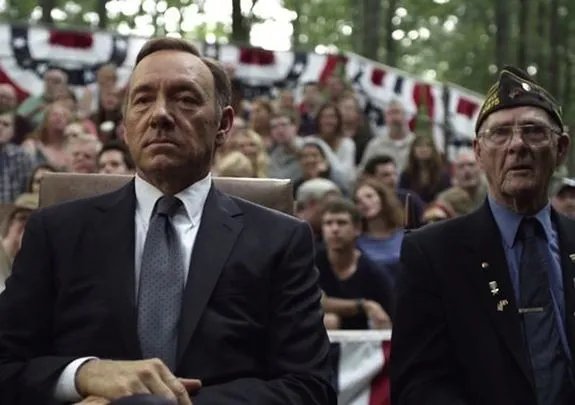 Frank (Kevin Spacey) hat nicht gerade viel Spaß bei diesem Pflichttermin. &copy; Netflix