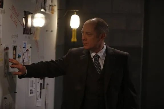 Raymond Reddington (James Spader) begutachtet Liz Keens Magnetwand. © NBC