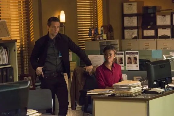 Tim (Jacob Pitts) und Rachel (Erica Tazel) lauschen gespannt der Unterredung zwischen Boyd und Raylan. &copy; FX