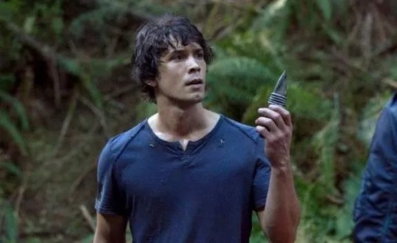 Bellamy (Bob Morley) lässt lieber Waffen als Worte sprechen. © The CW