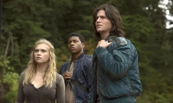 Clarke (Eliza Taylor); Wells (Eli Goree) und Finn (Thomas McDonell) begegnen dem mysteriösen Nebel. © The CW