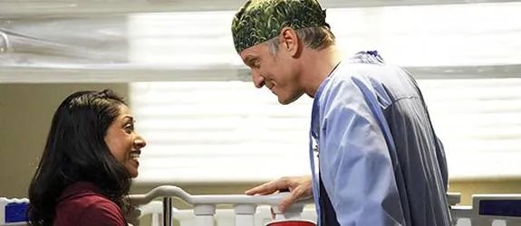 %26bdquo;Dr. Butthole%26ldquo; (Patrick Fabian) hat gute Neuigkeiten für die Mutter eines kleinen Patienten (Lovlee Carroll). &copy; ABC