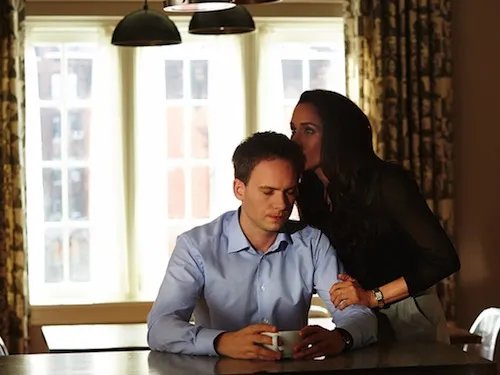 Mike (Patrick J. Adams) und Rachel (Meghan Markle) in der Serie %26bdquo;Suits%26ldquo; © USA Network
