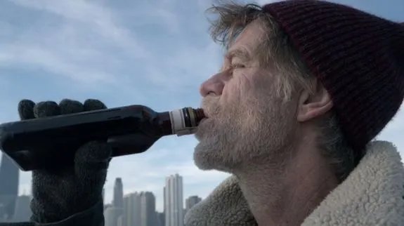Frank (William H. Macy) lässt es sich kurz nach seiner Genesung nicht nehmen; wieder zur Flasche zu greifen. © Showtime