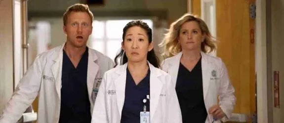 Owen und Arizona eskortieren Cristina zur Überraschungsparty. &copy; ABC