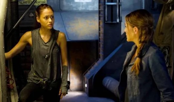 Raven (Lindsey Morgan) und Abby (Paige Turco) arbeiten immer noch an ihrer Flucht zur Erde. © The CW