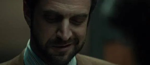 Dr. Chilton (Raúl Esparza) wird sich hoffentlich nicht einer gewöhnlichen Kugel geschlagen geben; oder? &copy; NBC